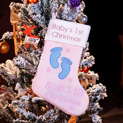 Първата Коледа на отглеждане DearSun Baby Персонализирани Коледни чорапи с бродирани име и дата на раждане на новородено (Розови чорапи със следи от пръсти)