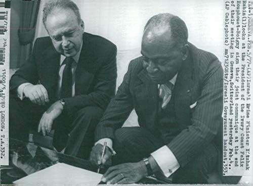 Реколта снимка на Ицхак Рабин, министър-председателя на Израел, и Уфуэ Бойоньи, на президента на Брега на Слонова Кост, 1977 година.