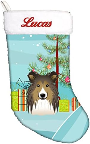 Carolin's Treasures BB1614CSEMB Коледно Дърво и Sheltie Персонализирани Коледни Чорапи, Окачени Чорапи За Камината, Коледен